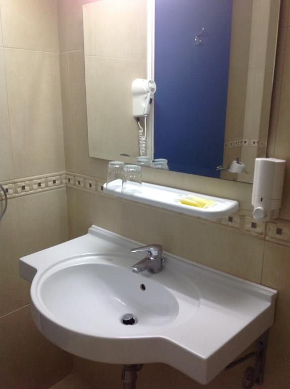 Aquarius Beach Hotel Limassol Room photo