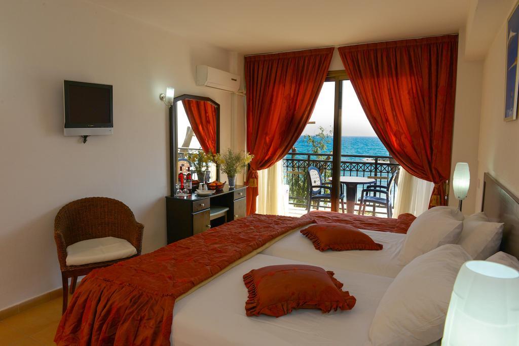 Aquarius Beach Hotel Limassol Room photo